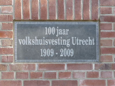 833944 Afbeelding van de gevelsteen met de tekst '100 jaar volkshuisvesting Utrecht 1909-2009' op hoek van de ...